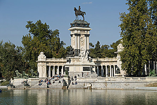 人工湖,人,正面,纪念建筑,骑马雕像,国王,公园,高兴,闲适,马德里,西班牙,欧洲