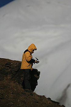 可可西里地质考察队员在考察采集地质样本