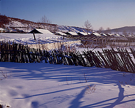 东北雪中民居