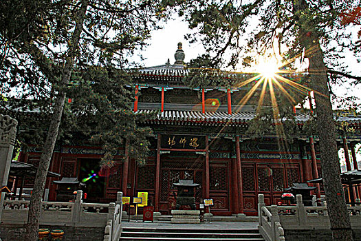 北京戒台寺逆光中的戒坛大殿