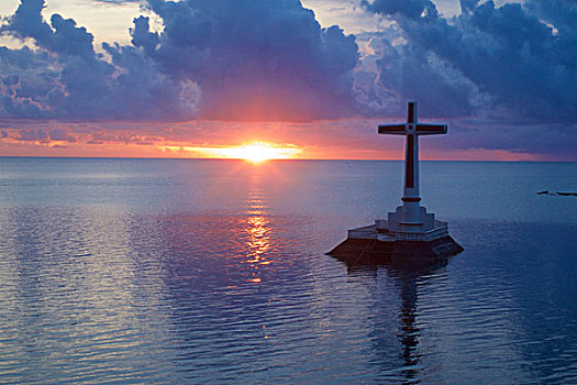 沉默的公墓-海上十字架