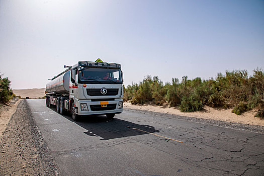 新疆塔里木沙漠公路上运行的货车