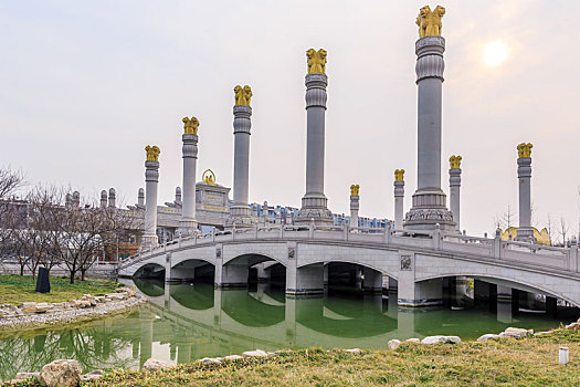 石拱桥上的石雕立柱,山东省济宁市兖州兴隆文化园