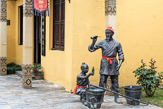 中国山东省招远淘金小镇街头民俗雕塑