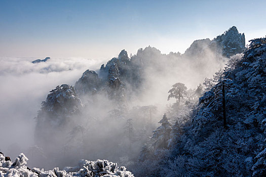 中国安徽黄山风景区,冬日雪后奇峰怪石林立,云雾飘渺宛若仙境