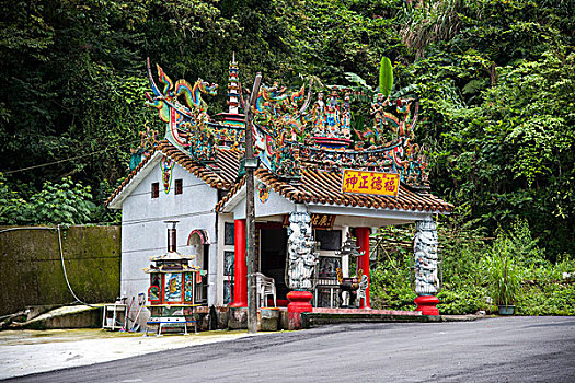 台湾嘉义市前往阿里山公路旁的小寺庙