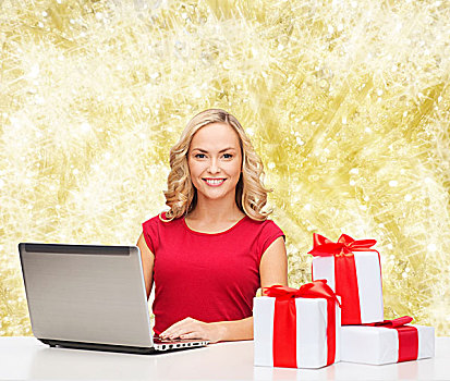 圣诞节,休假,科技,广告,人,概念,微笑,女人,红色,留白,衬衫,礼物,笔记本电脑,上方,黄光,背景