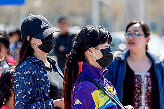 河南郑州,预防空气污染戴口罩参加小马拉松比赛的女人