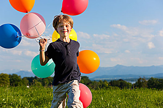 男孩,彩色,气球,草