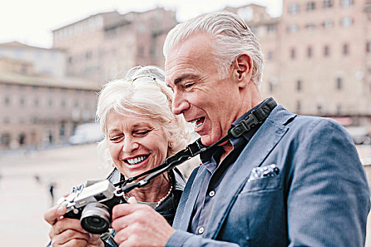游客,情侣,察看,数码相机,城镇广场,锡耶纳,托斯卡纳,意大利