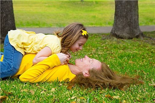 女儿,母亲,玩,躺着,公园,草坪