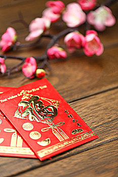 春节红包放在木桌上