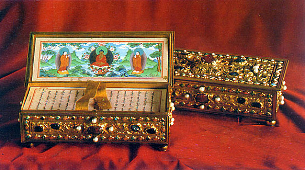 保存满文佛经的嵌珠宝金盒