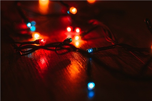 圣诞灯光,木质背景,聚焦