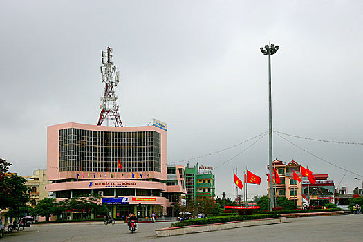 越南经济特区,芒街上的电讯大楼