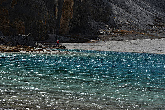 尉蓝湖泊高原