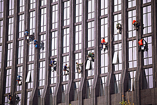 悬挂在大厦外做玻璃清洁的工人