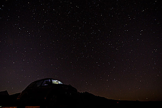 星空下的越野车