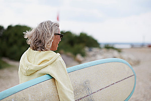 老年,女人,走,海滩,冲浪板,后视图
