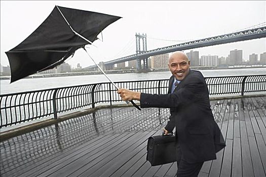 商务人士,暴风雨,布鲁克林大桥,纽约,美国