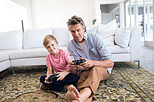 父子,玩,电子游戏,客厅,在家