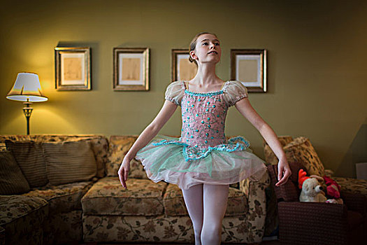 女孩,实践,芭蕾舞,搬进,客厅