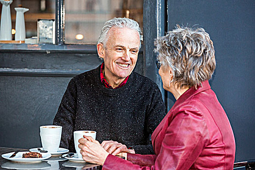 老年,夫妻,街边咖啡厅,喝咖啡,交谈