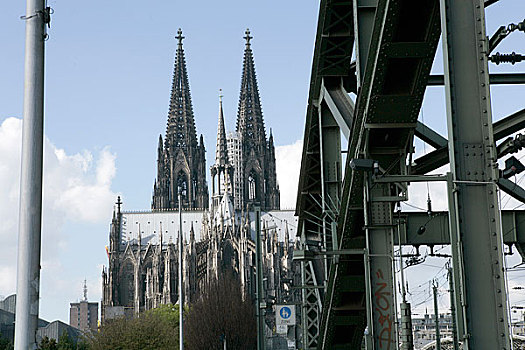 德国科隆大教堂前的桥
