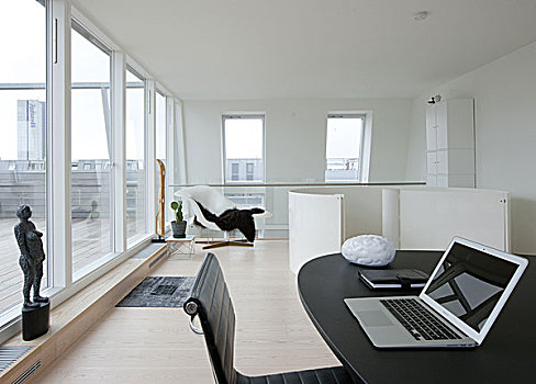 现代,公寓,哥本哈根,单色调,装饰,彩色,笔记本电脑,书桌,休息区