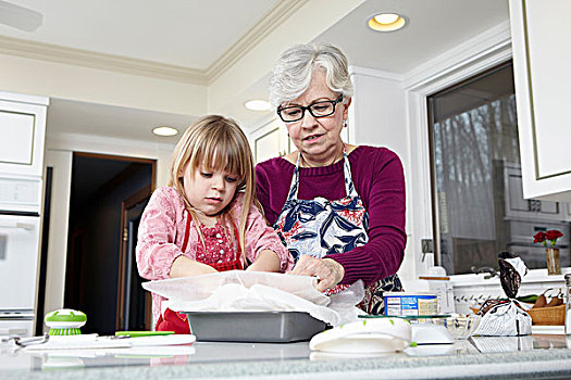 女孩,祖母,准备,防油纸,厨房操作台