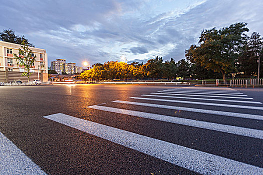 夕阳下的北京道路