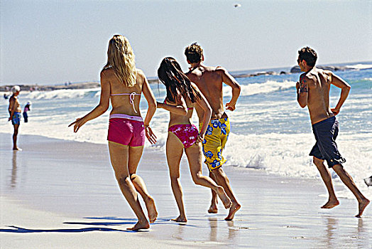 后视图,两个,年轻,情侣,跑,海滩