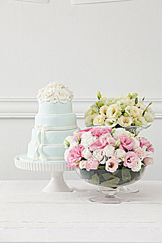 婚礼蛋糕,花,桌上