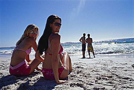 后视图,两个,女青年,坐,海滩