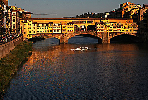 佛罗伦萨维琪奥桥,pontevecchio,横跨在阿尔诺河,arno,之上,是意大利最古老的石造封闭拱肩圆弧拱桥,佛罗伦萨著名的地标之一,维琪奥桥始建于距今1000多年前,今天所能见到的这座桥是134