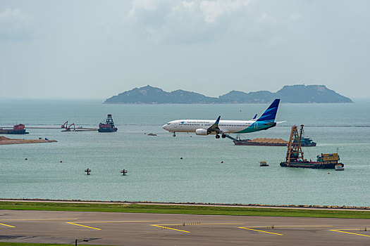 一架印度尼西亚鹰航空客机正降落在香港国际机场