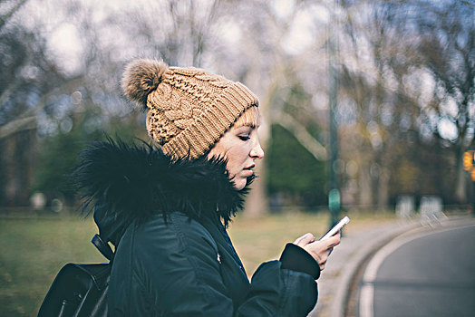 女人,看,手机,中央公园,冬天