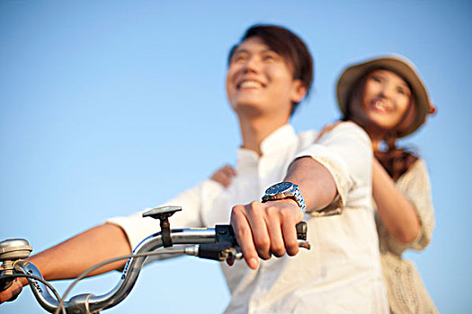 年轻情侣骑自行车