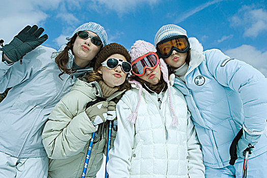 四个,女性朋友,衣服,滑雪,撅嘴,看镜头,头像