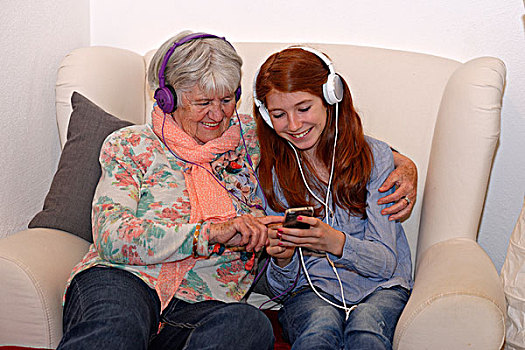 孙女,祖母,听歌,耳机,数码,音乐,巴伐利亚,德国,欧洲