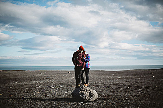 中年,夫妻,站立,上面,漂石,火山地貌,看别处,冰岛