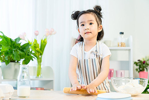 快乐的小女孩在家做饭