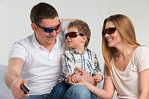 家庭,笑,看电视,一起,客厅,戴着,3d眼镜
