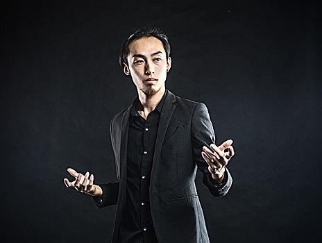 亚洲男子