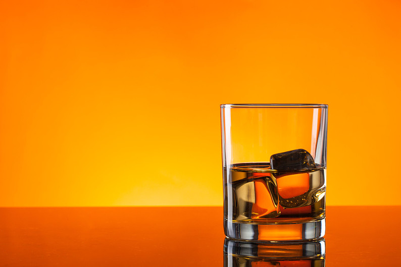 威士忌,饮料,反射,玻璃杯,橙色背景