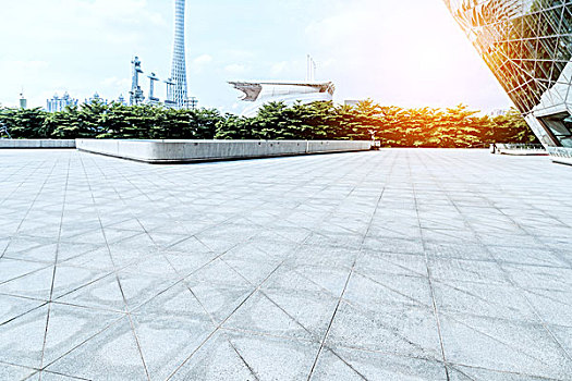 广州电视塔与宽阔的广场