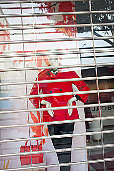商店橱窗里的女性模特穿着红色外套