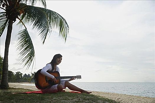 女青年,坐,海滩,吉他