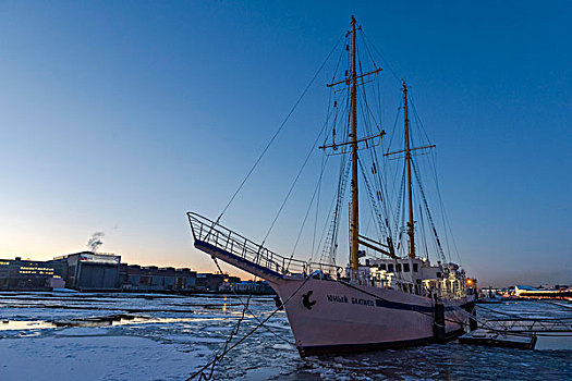 圣彼得堡涅瓦河畔的现代帆船