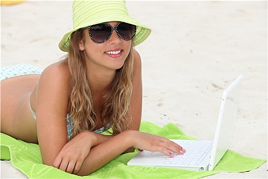 女孩,卧,海滩,笔记本电脑